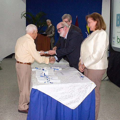 El Presidente, la primera y el segundo vicepreside de CAPEMIAC entregan reconocimiento al primer presidente de Capemiac